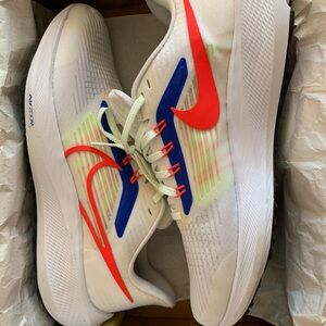 Nike Air Zoom Pegasus 39 in White and Bright Crimson